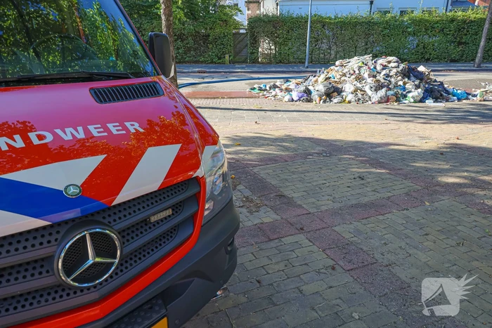 Vuilniswagen dumpt afval op straat vanwege brand