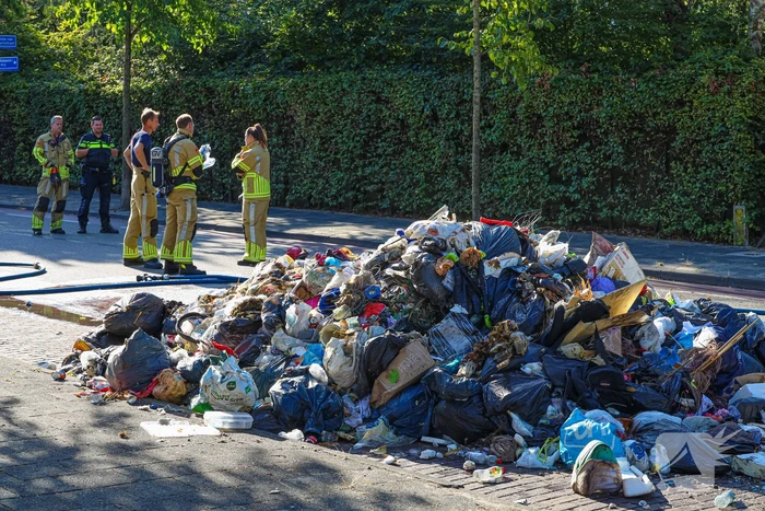 Vuilniswagen dumpt afval op straat vanwege brand