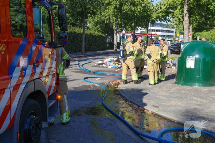 Vuilniswagen dumpt afval op straat vanwege brand