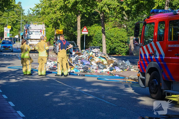 Vuilniswagen dumpt afval op straat vanwege brand