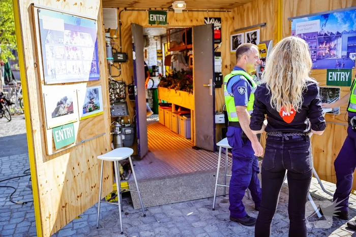 Hennepkwekerij nagebootst in container