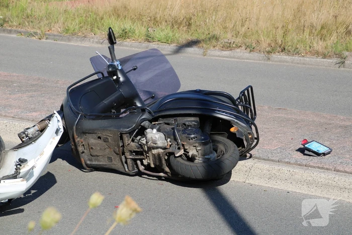 Scooterrijder aangereden op rotonde
