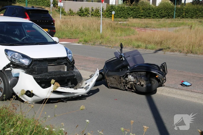 Scooterrijder aangereden op rotonde