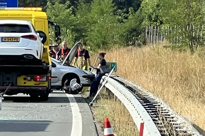 Twee personenwagens botsen op elkaar
