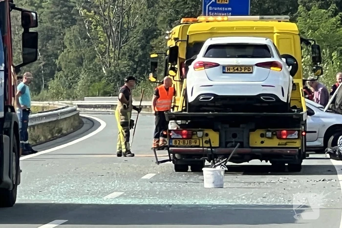 Twee personenwagens botsen op elkaar