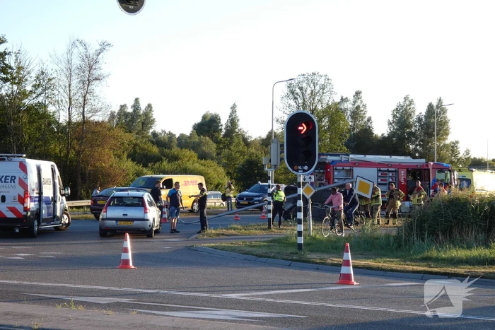 Auto op zijn kant na ongeval