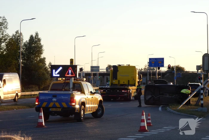 Auto op zijn kant na ongeval