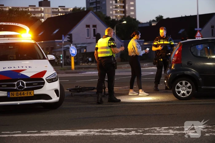 Wielrenner belandt op voorruit auto bij aanrijding