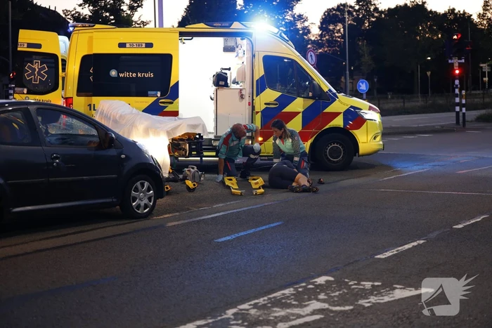 Wielrenner belandt op voorruit auto bij aanrijding