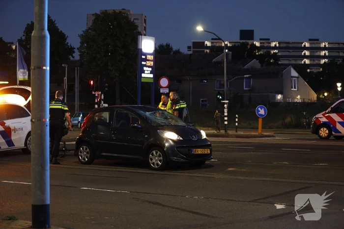 Wielrenner belandt op voorruit auto bij aanrijding