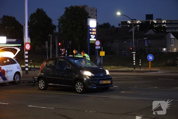 Wielrenner belandt op voorruit auto bij aanrijding