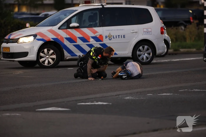 Wielrenner belandt op voorruit auto bij aanrijding