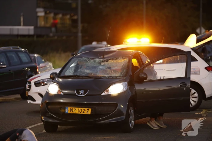 Wielrenner belandt op voorruit auto bij aanrijding