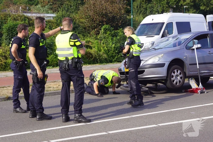 Overstekende fietser aangereden op rotonde