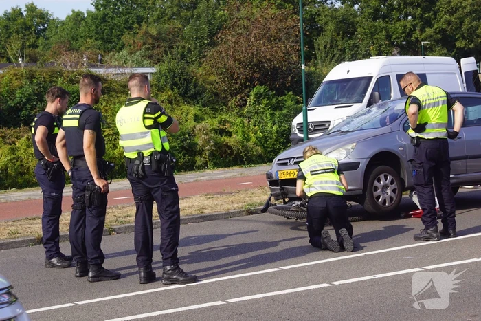 Overstekende fietser aangereden op rotonde