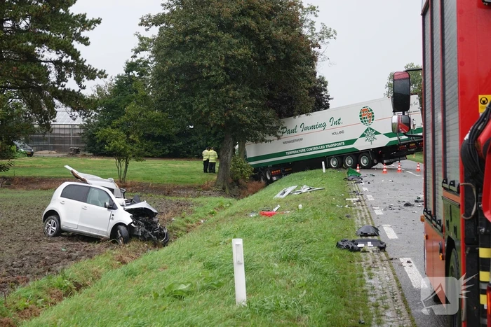Automobilist zwaargewond na frontale aanrijding met vrachtwagen