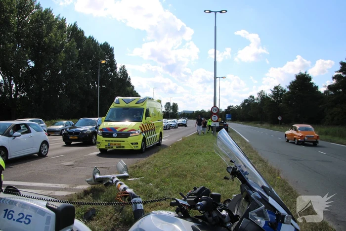 Bestuurder aangehouden na botsing tegen verkeerslicht