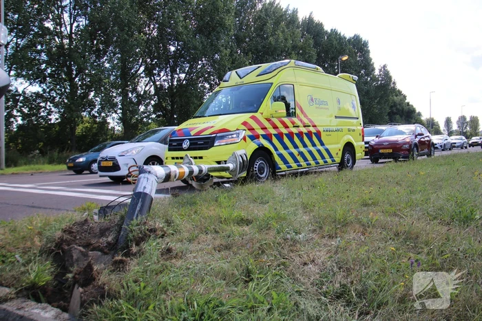 Bestuurder aangehouden na botsing tegen verkeerslicht