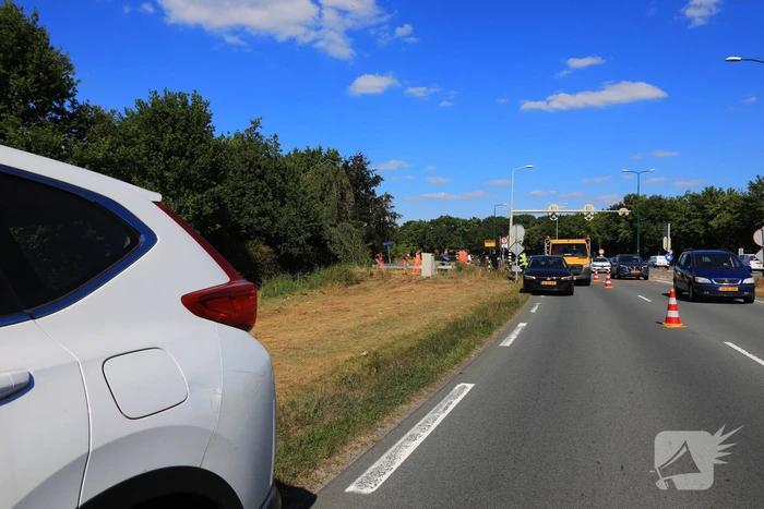 Overstekende fietsster botst op auto