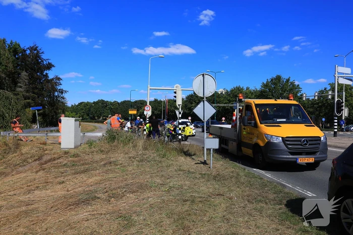 Overstekende fietsster botst op auto
