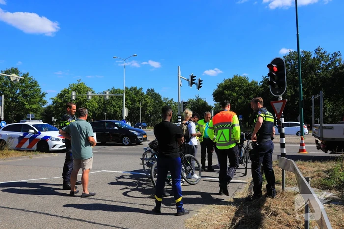 Overstekende fietsster botst op auto