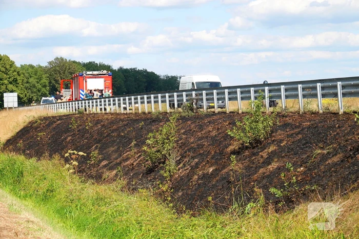 Brandweer blust bermbrand langs provincialeweg
