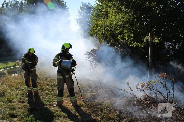 Brandweer blust hevige bermbrand