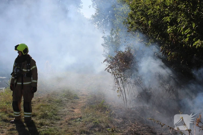 Brandweer blust hevige bermbrand