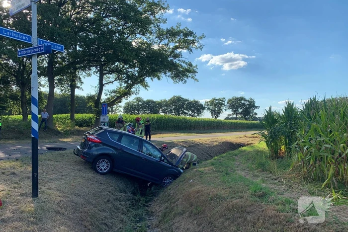 Auto in greppel na ongeval