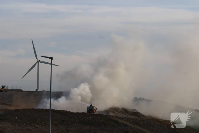Grote rookontwikkeling bij hevige brand op stortplaats