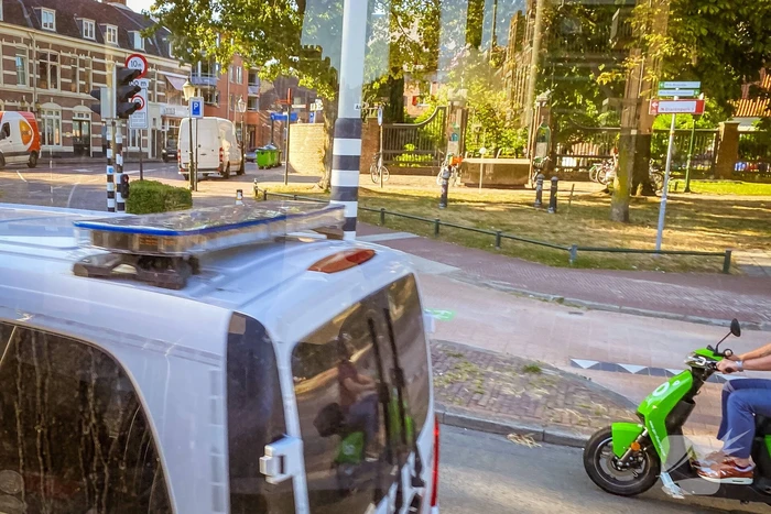 Motorrijder onderuit na botsing met auto