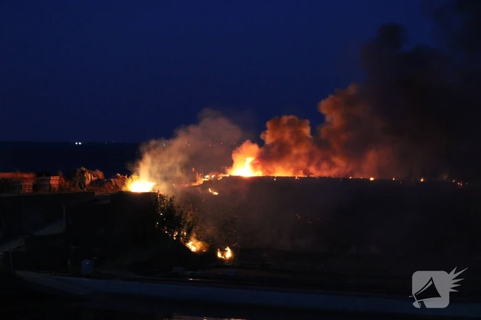 Groot stuk dijk in brand