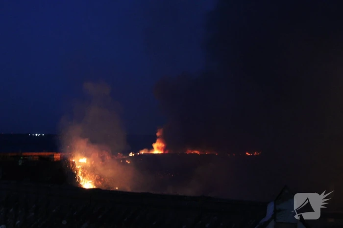 Groot stuk dijk in brand