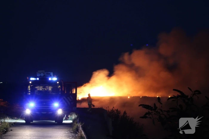 Groot stuk dijk in brand