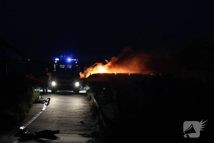 Groot stuk dijk in brand