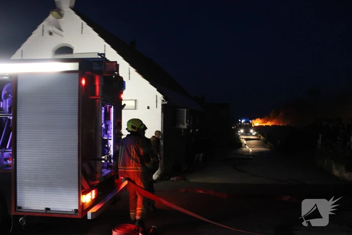 Groot stuk dijk in brand