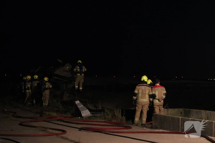 Groot stuk dijk in brand
