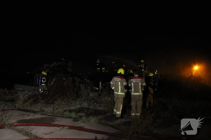 Groot stuk dijk in brand