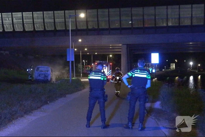 Geparkeerde bestelbus gaat in vlammen op