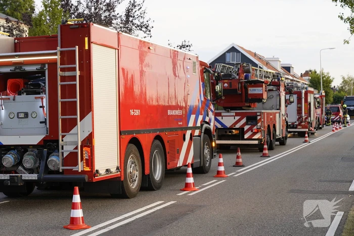 Veel brandweer in de straat voor brand bij villa