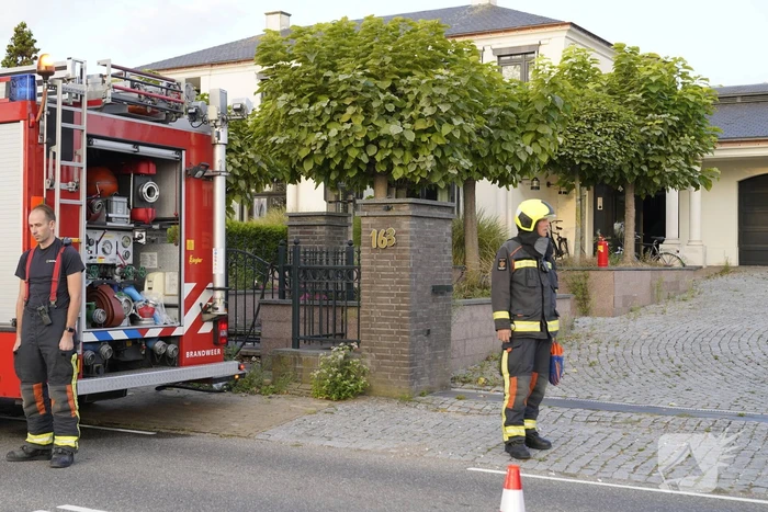 Veel brandweer in de straat voor brand bij villa