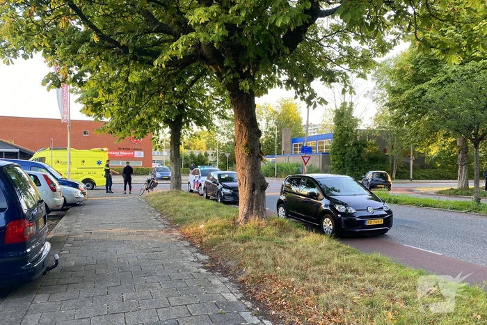 Afslaande automobilist ziet fietsster over het hoofd