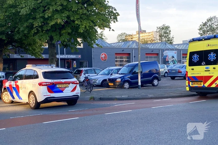Afslaande automobilist ziet fietsster over het hoofd