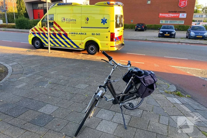 Afslaande automobilist ziet fietsster over het hoofd