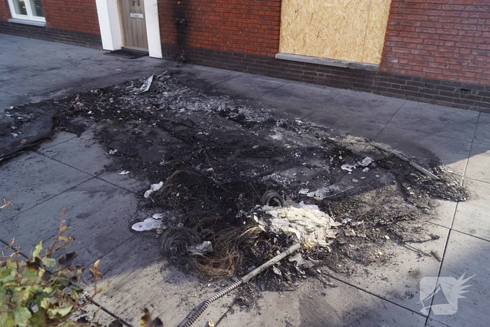 Woning flink beschadigd door autobrand