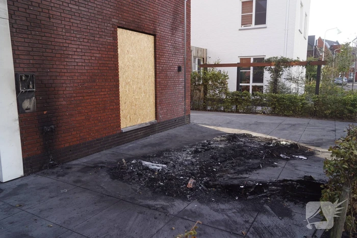 Woning flink beschadigd door autobrand