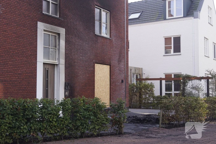 Woning flink beschadigd door autobrand