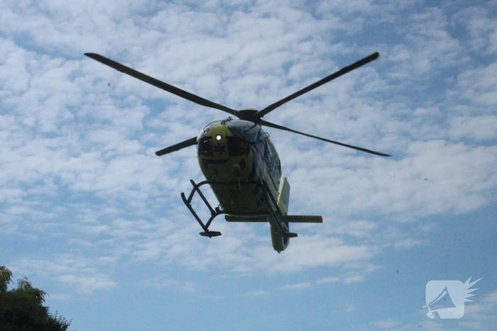 Traumahelikopter landt op speelveld
