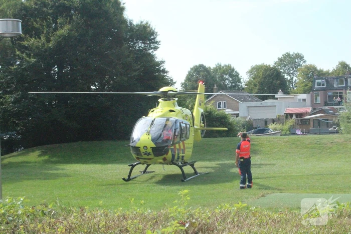 Traumahelikopter landt op speelveld