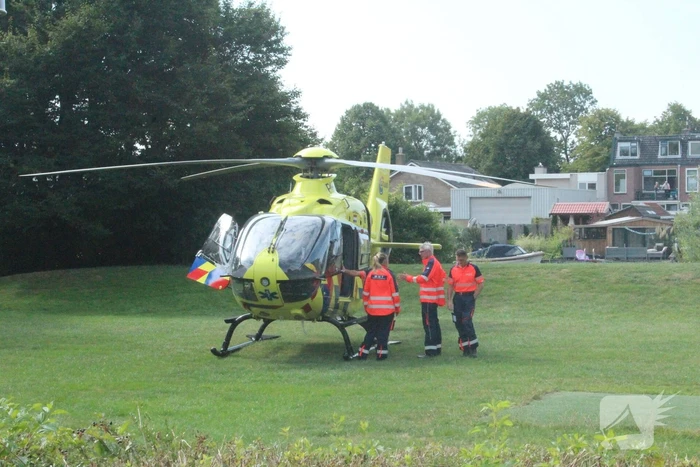 Traumahelikopter landt op speelveld